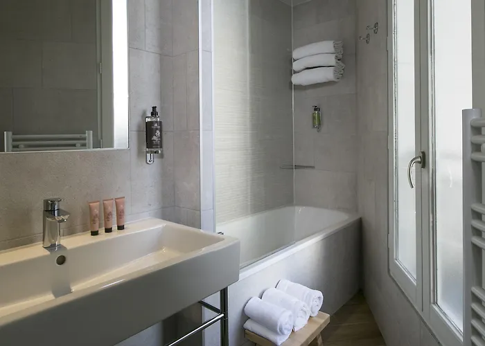 Hotel De Neuville Arc De Triomphe 4*