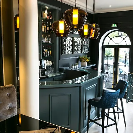 מלון De Neuville Arc De Triomphe 4*